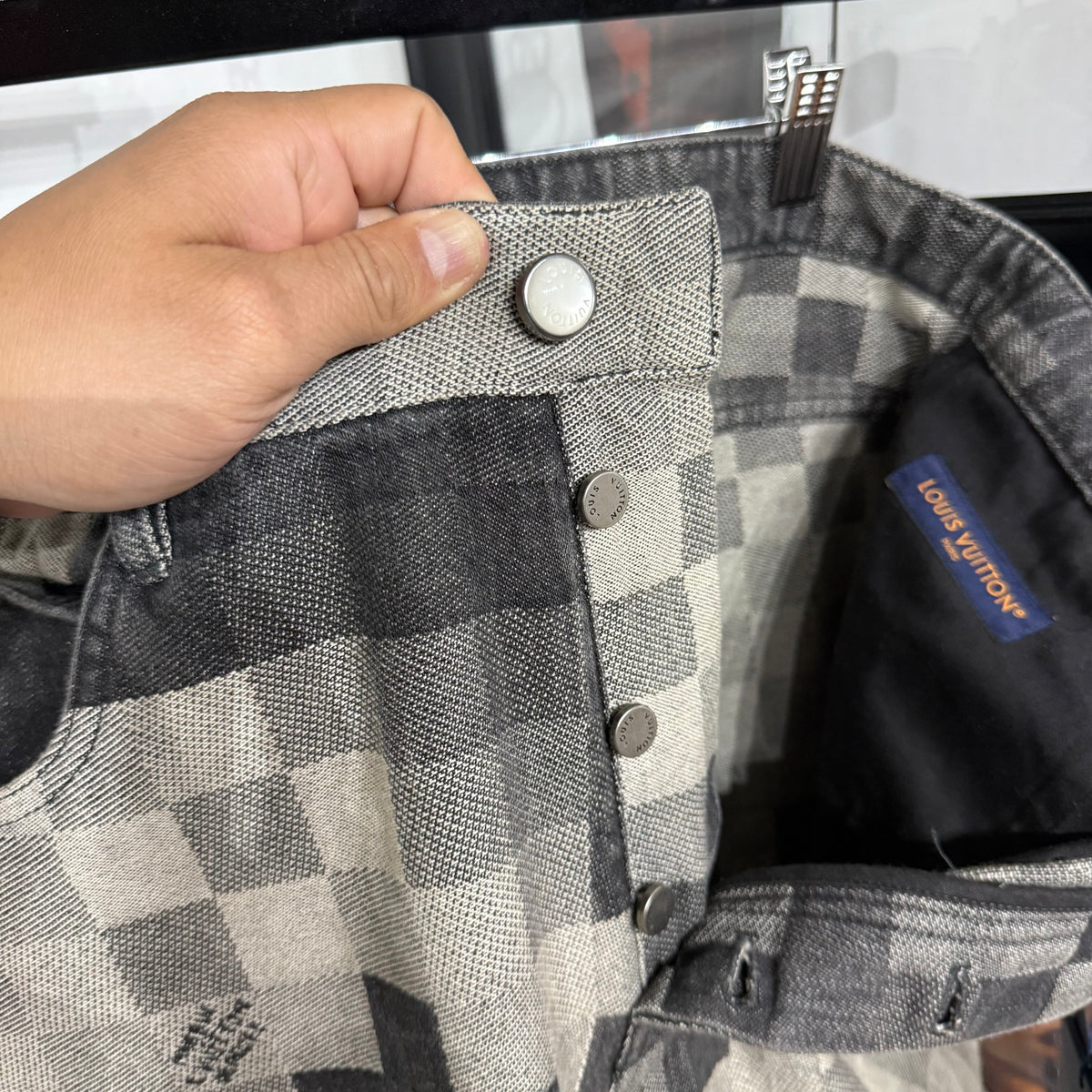 Lv consigment