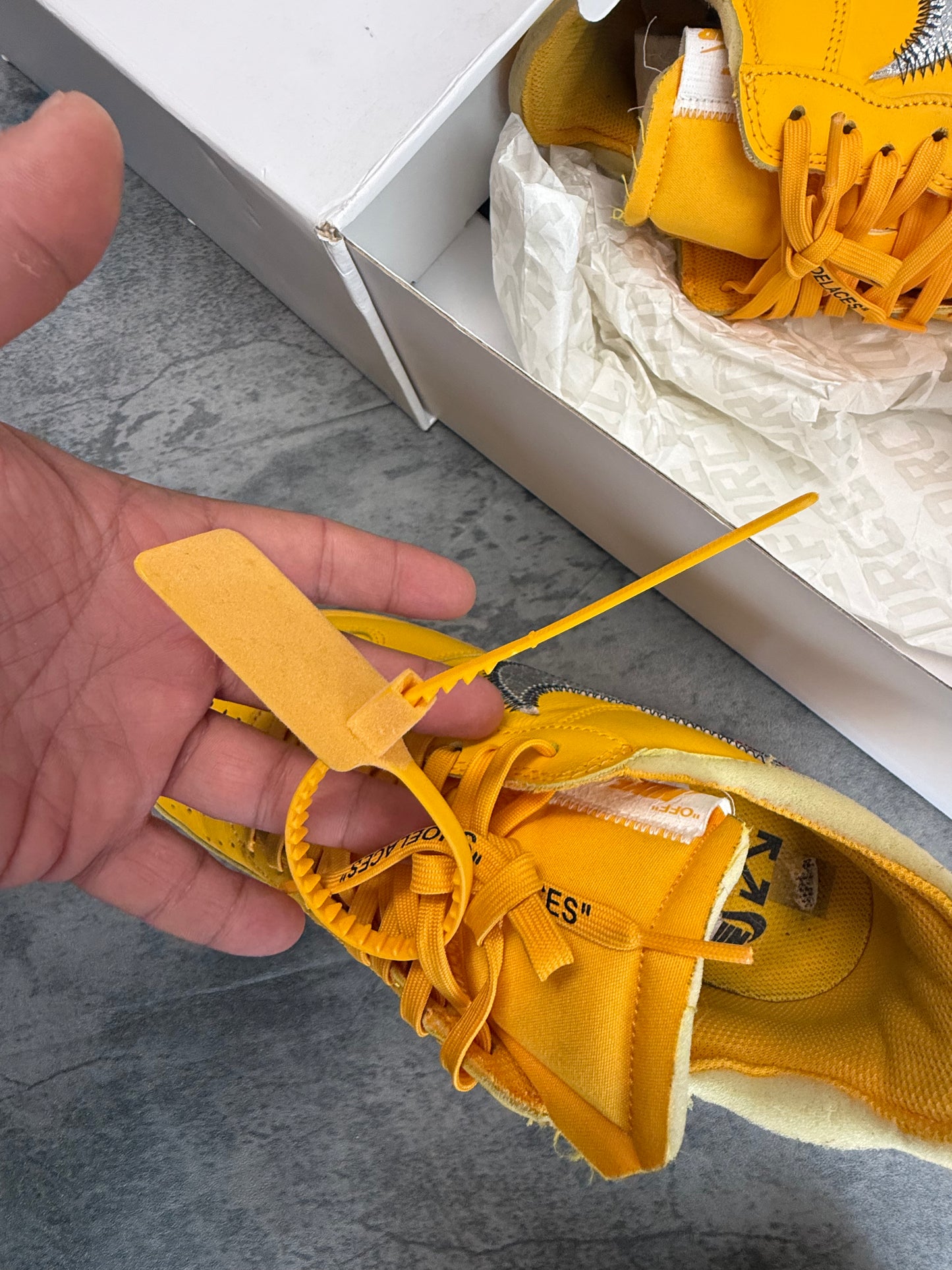 Nike Air Force 1 Low Off-White ICA University Gold - 9US